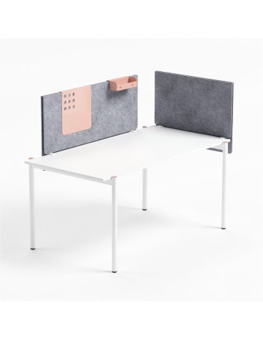 Écran frontal et latéral ZEDO PET gris sur bureau blanc avec accessoires aimantés.