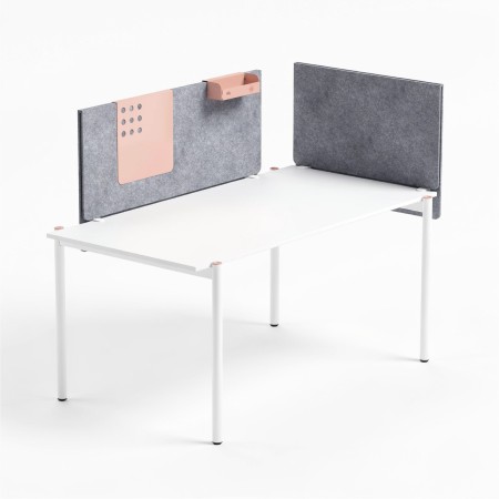 Écran frontal et latéral ZEDO PET gris sur bureau blanc avec accessoires aimantés.