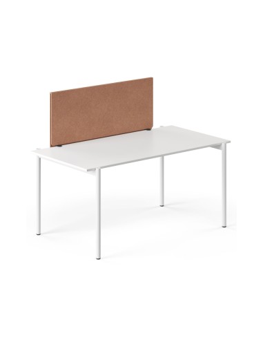 Séparation frontale acoustique ZEDO PET terracotta en feutre PET fixé sur un bureau blanc.