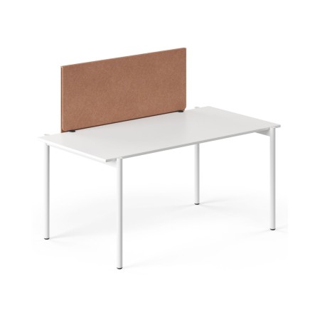 Séparation frontale acoustique ZEDO PET terracotta en feutre PET fixé sur un bureau blanc.