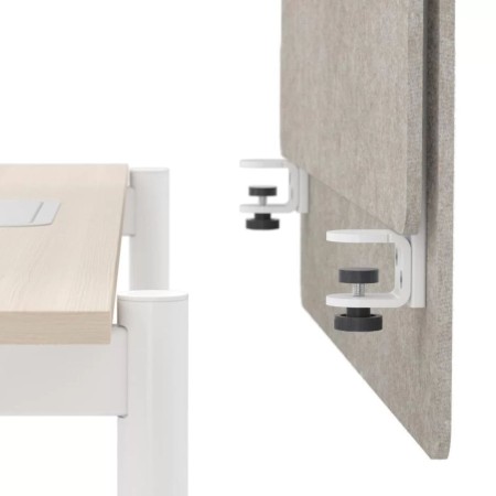 Détail de fixation de l’écran de bureau ZEDO PET avec pince blanche sur plateau.