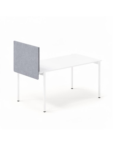 Séparation acoustique latérale ZEDO PET grise en feutre PET fixée sur le côté d’un bureau blanc.