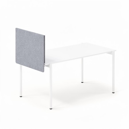 Séparation acoustique latérale ZEDO PET grise en feutre PET fixée sur le côté d’un bureau blanc.