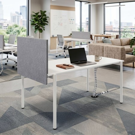 Séparation latérale acoustique ZEDO PET grise installée sur un bureau professionnel à Genève.