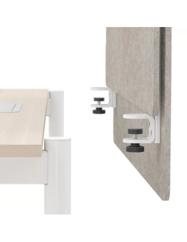 Détail de fixation de l’écran de bureau ZEDO PET avec pince blanche sur plateau.