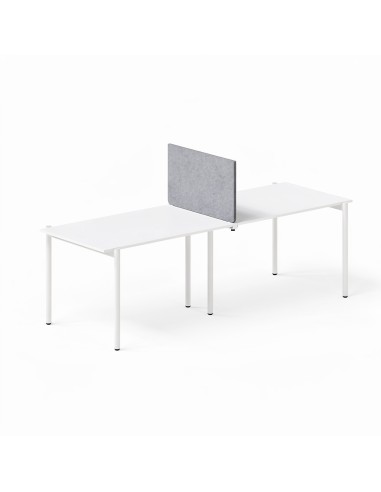 Écran central acoustique ZEDO PET gris fixé entre deux bureaux bench blancs.