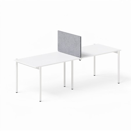 Écran central acoustique ZEDO PET gris fixé entre deux bureaux bench blancs.