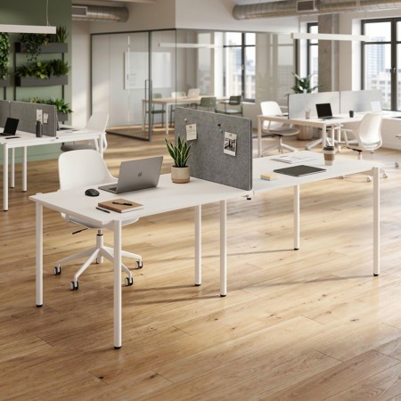 Écran central acoustique ZEDO PET gris installé sur un bench professionnel à Lausanne.