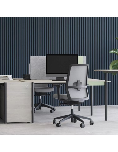 Bureau bench avec séparation acoustique ZEDO PET grise dans une entreprise à Aigle.