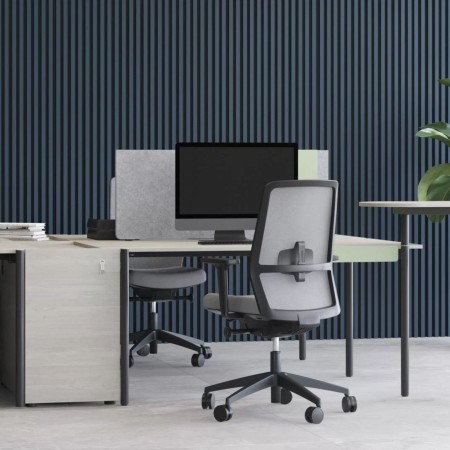 Bureau bench avec séparation acoustique ZEDO PET grise dans une entreprise à Aigle.