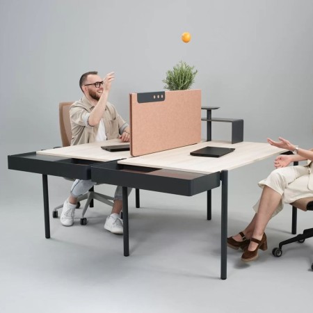Panneau acoustique bench PET terracotta 75 à 155 cm ZEDO PET en open space.