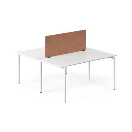 Panneau acoustique central ZEDO PET brun fixé entre deux bureaux bench blancs.
