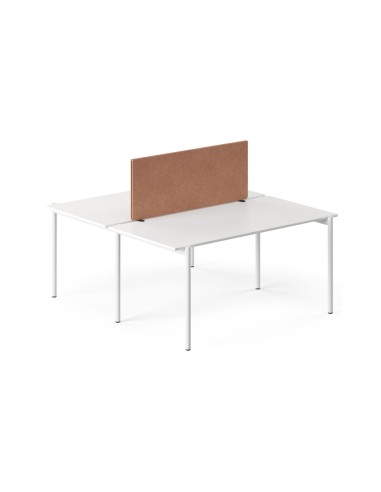Panneau acoustique central ZEDO PET brun fixé entre deux bureaux bench blancs.