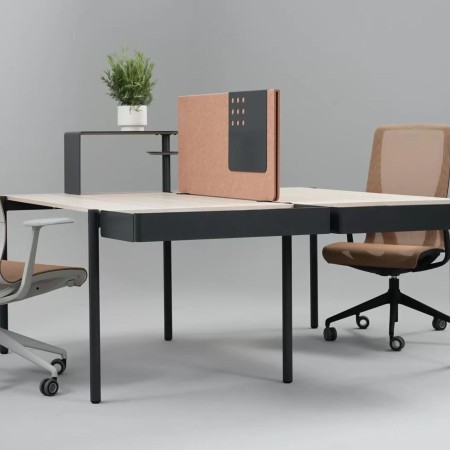 Panneau acoustique central ZEDO PET pour bench installé dans un bureau à Vevey.