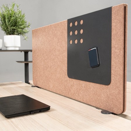 Panneau acoustique de bureau ZEDO PET avec accessoire tablette magnétique pour aimants.