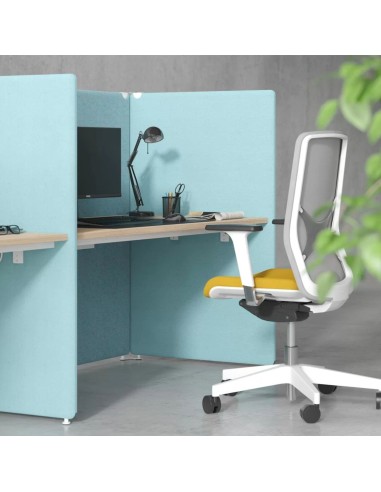 Poste de travail acoustique MY SPACE bleu en espace de travail collaboratif à Bern.