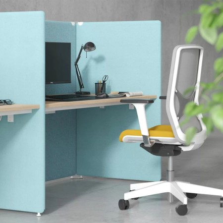 Poste de travail acoustique MY SPACE bleu en espace de travail collaboratif à Bern.