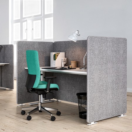 Poste de travail acoustique individuel MY SPACE avec écrans en U et bureau mélaminé. 2
