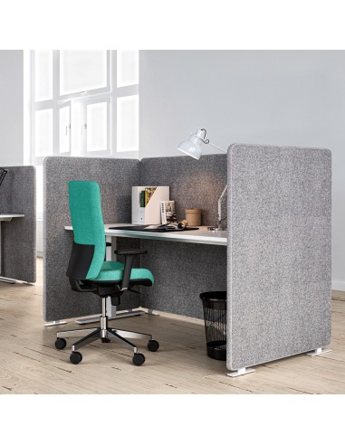 Système de bureau MYSPACE pour poste de travail individuel acoustique en gris à Fribourg.