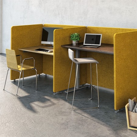 Open space à Neuchâtel avec un bureau à deux postes avec panneaux de réduction sonore.