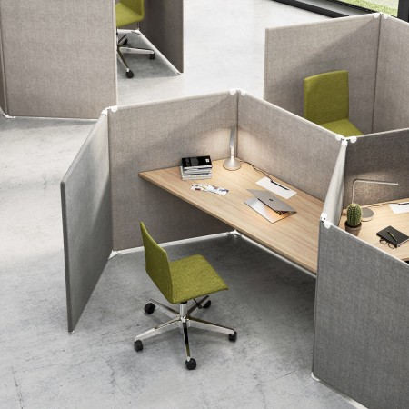 Bureau acoustique individuel MY SPACE en V avec écrans bleus et plateau trapézoïdal bois. 2