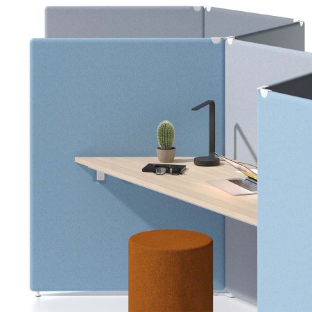 Bureau acoustique alterné 2 postes en V MY SPACE en bleu clair.
