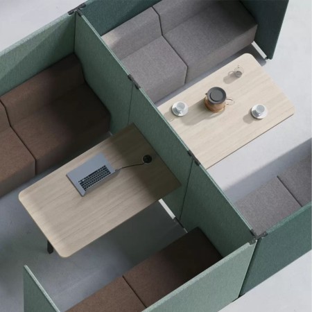 Espace de réunion acoustique MY SPACE 4 personnes avec panneaux textiles et table.