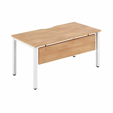 Voile de fond mélaminé pour bureau NOVA avec fixations métalliques et finition bois clair.