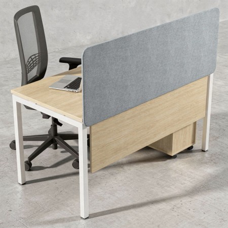 Voile de fond NOVA installé sous un bureau professionnel dans un espace de travail à Lausanne.