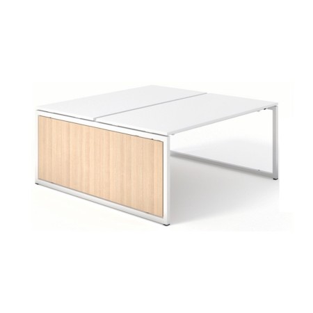 Voile de fond mélaminé pour bureau bench NOVA O avec structure métallique et finition bois clair.