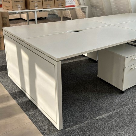 Voile de fond pour bureau bench NOVA O en mélamine blanche pour open space.