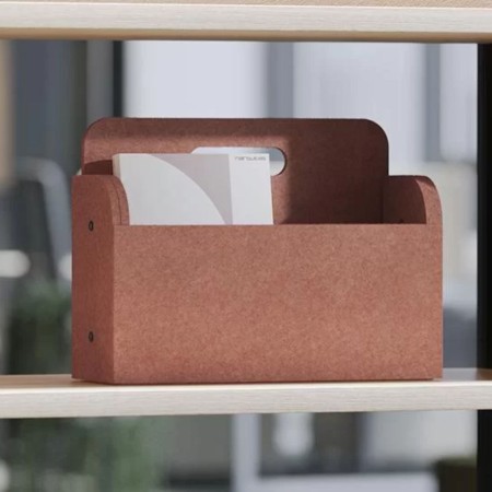 Panier Acoustic Artwork en feutre PET utilisé sur une étagère dans un bureau moderne à Fribourg.