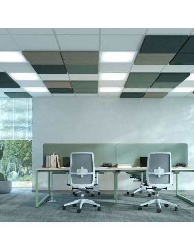 Panneau acoustique de plafond pour réduire la réverbération installé dans un bureau partagé à Sion.