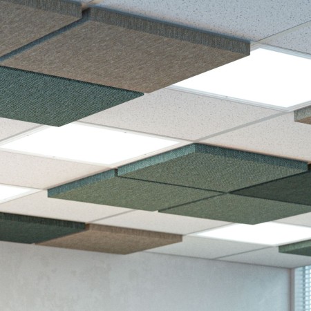 Panneaux acoustiques de plafond MODUS Light installés dans un open space pour réduire la réverbération