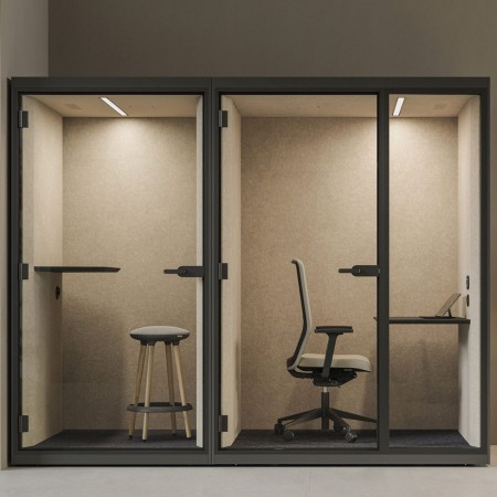 Espace de travail avec cabine acoustique de bureau conçue pour la concentration SONUS S+.