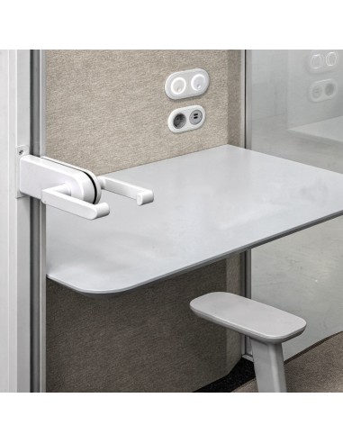 Porte en verre de la cabine acoustique individuelle SONUS S+ avec prises et ventilation.