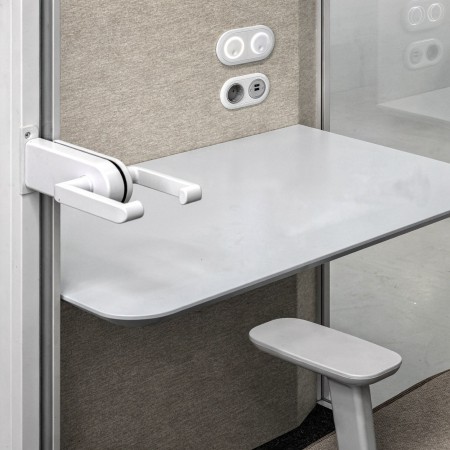 Porte en verre de la cabine acoustique individuelle SONUS S+ avec prises et ventilation.