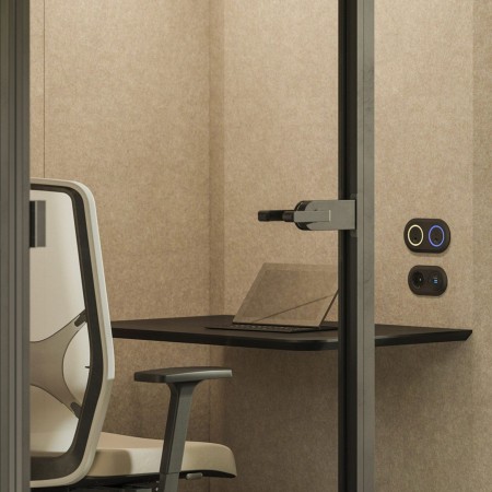 Poste de travail de la cabine acoustique de bureau SONUS S+ pour une personne.