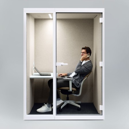 Cabine SONUS S+ pour travail concentré avec absorption sonore de classe B et prises électriques.