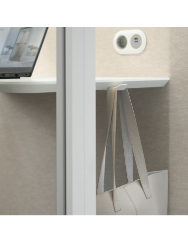 Crochet pour sac dans la cabine insonorisée SONUS PLUS avec ventilation pour appels confidentiels.
