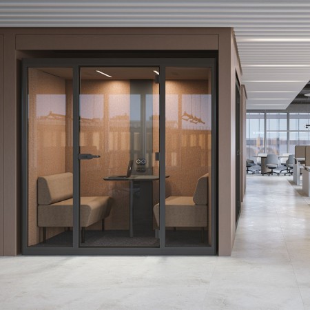 Cabine acoustique réunion 2 personnes SONUS M avec ventilation silencieuse à Crans Montana.