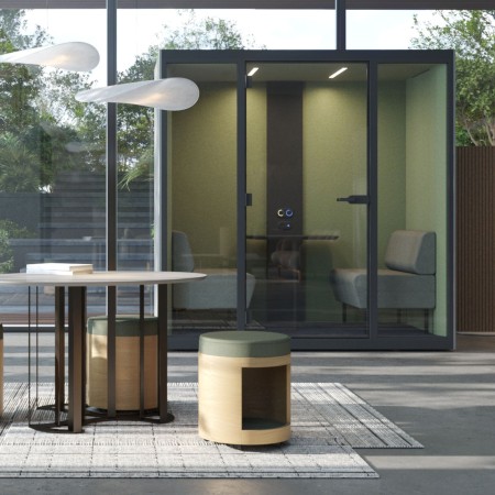 Cabine acoustique SONUS M installée dans un bureau moderne à Neuchâtel avec USB intégré.