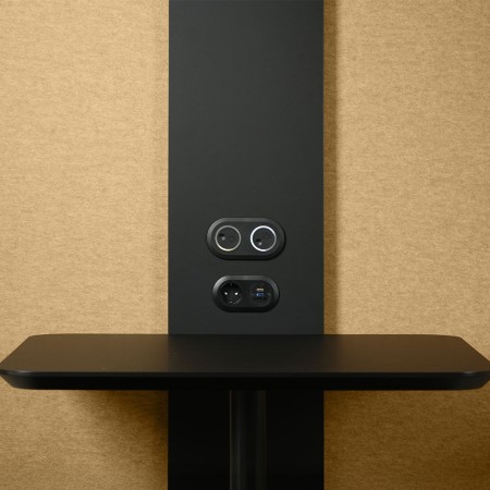 Prises USB et boutons de contrôle de la cabine acoustique 2 personnes SONUS M pour espaces professionnels.