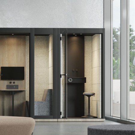 Cabine acoustique individuelle SILENT ROOM S installée dans un bureau partagé à Fribourg.