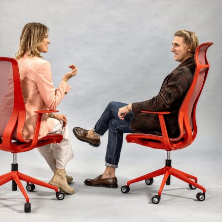 Fauteuil de direction en résille D-CHAIR installé dans un bureau professionnel moderne en Suisse romande.