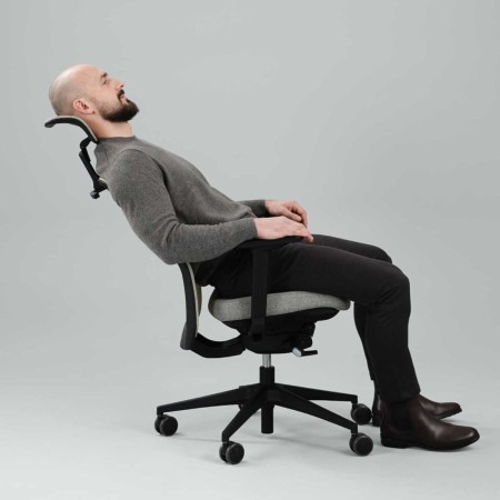 Chaise de bureau ergonomique EIRA avec dossier résille avec mécanisme synchrone pour confort.