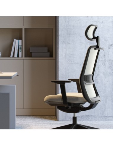 Chaise de bureau ergonomique EIRA installée dans un poste de travail professionnel en Suisse romande.