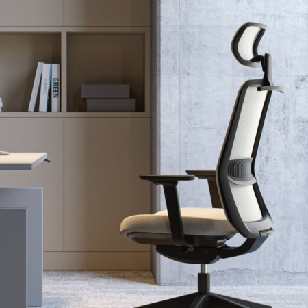 Chaise de bureau ergonomique EIRA installée dans un poste de travail professionnel en Suisse romande.