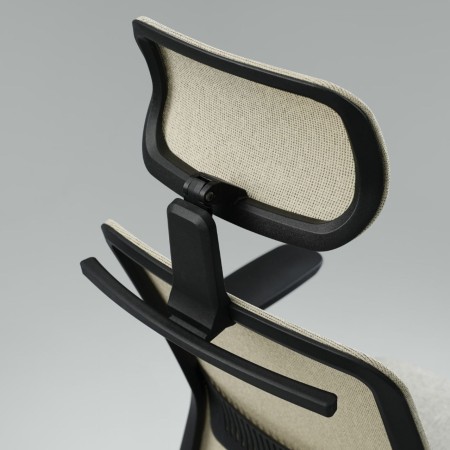 Têtière de la chaise de bureau ergonomique conçue pour s’adapter à chaque poste de travail EIRA.