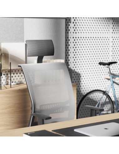 Chaise de direction EVAII ergonomique avec têtière installée à un bureau de direction à Genève.